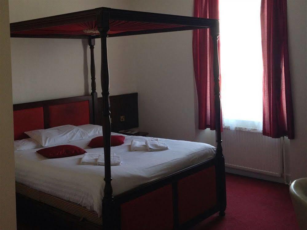 The Saracens Head Hotel Great Dunmow Esterno foto