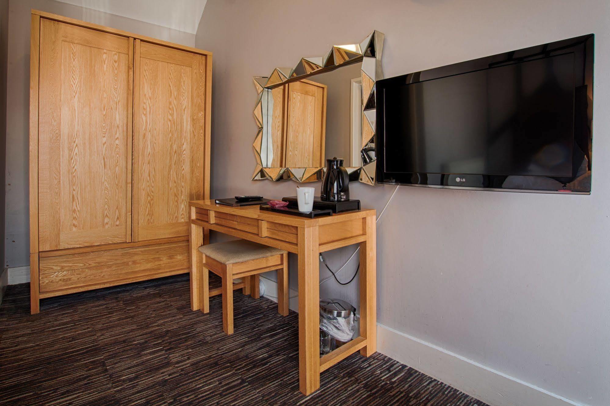 The Saracens Head Hotel Great Dunmow Esterno foto