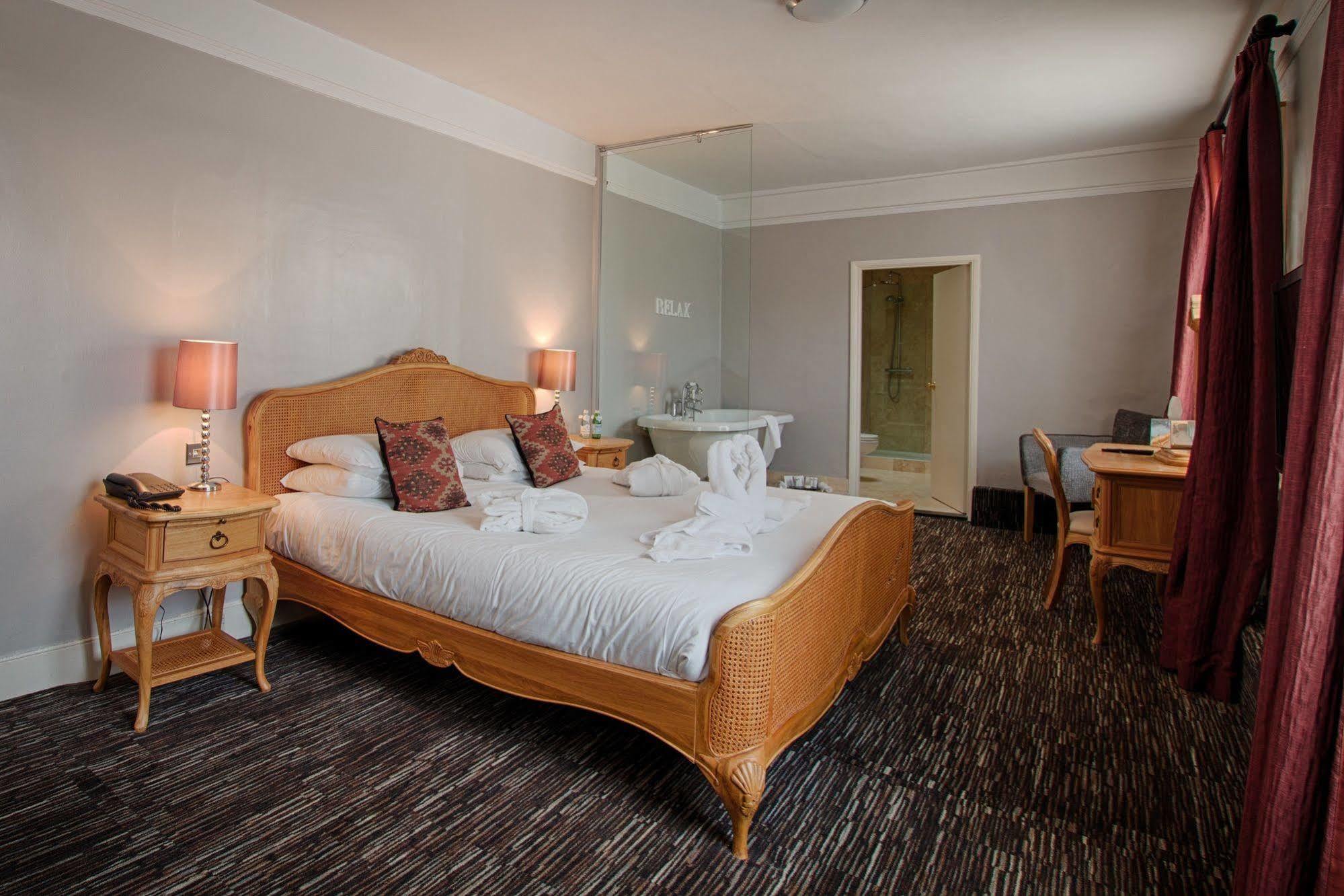 The Saracens Head Hotel Great Dunmow Esterno foto